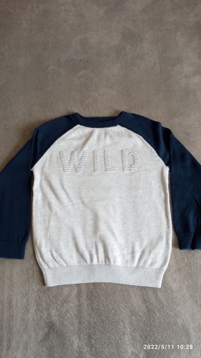 Детски тениски на H&M и пуловер на LC Waikiki