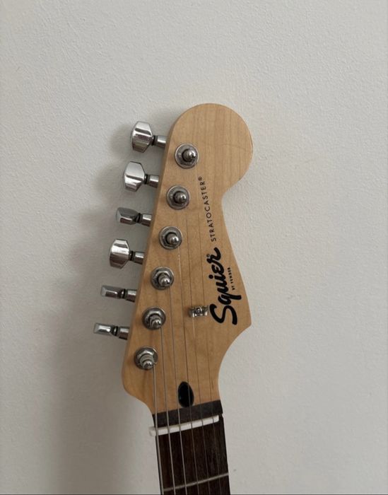 Chitară electrică Squier + amplificator Harley Benton