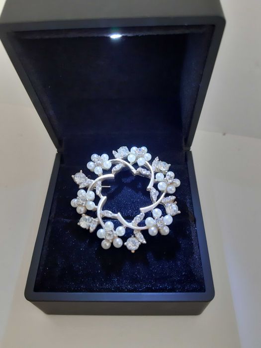 Brosa in cutie cadou de lux stil Teilor cu led