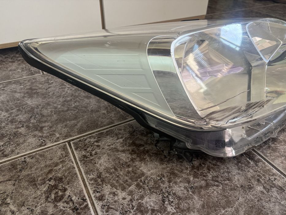 Десен фар за Тойота Версо / Toyota Verso S 2012