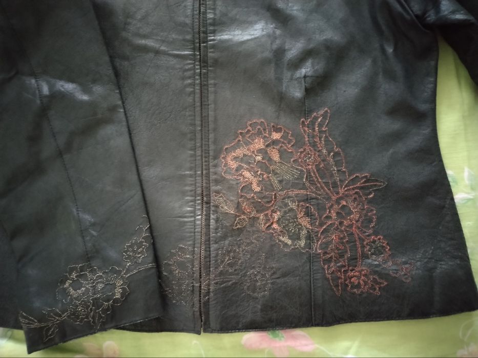 Продавам Дамско кожено яке