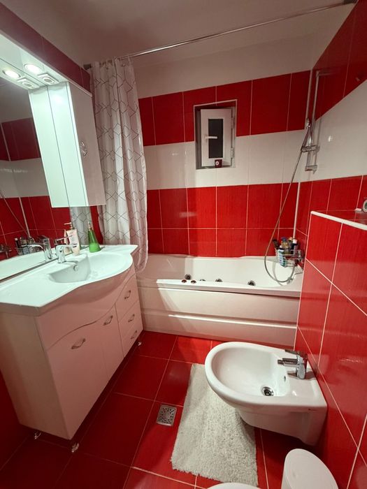 Inchiriez apartament str.Muzeul Apei Floresti