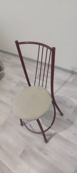 Стулья в количестве 5 шт