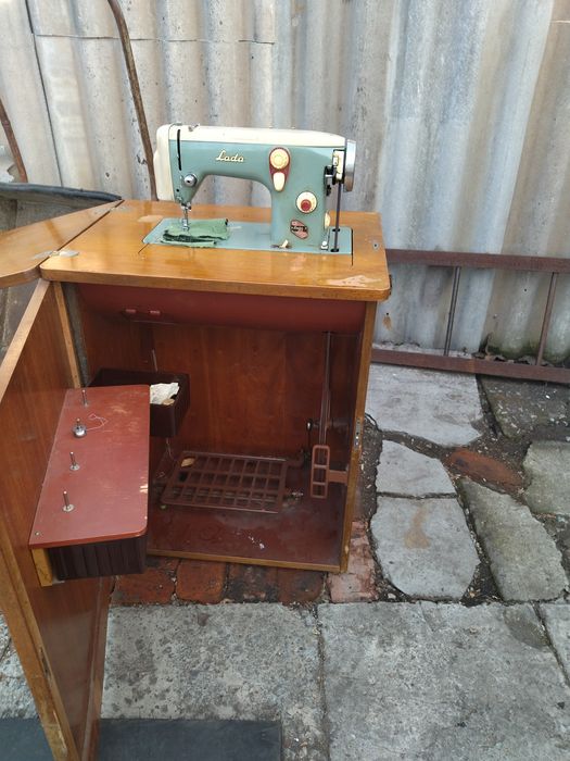 Швейная машинка Лада