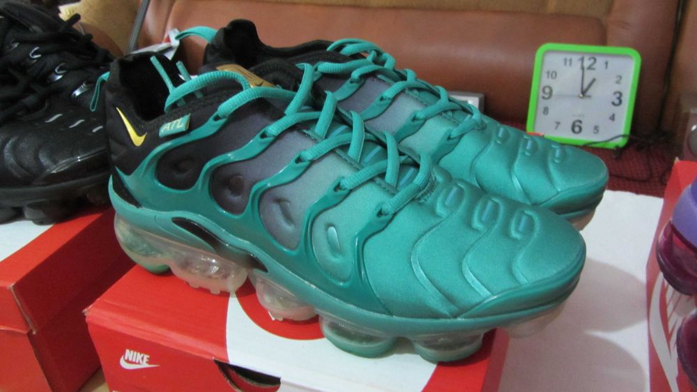 Adidasi Nike Air Vapormax Plus marimea  42 noi in cutie