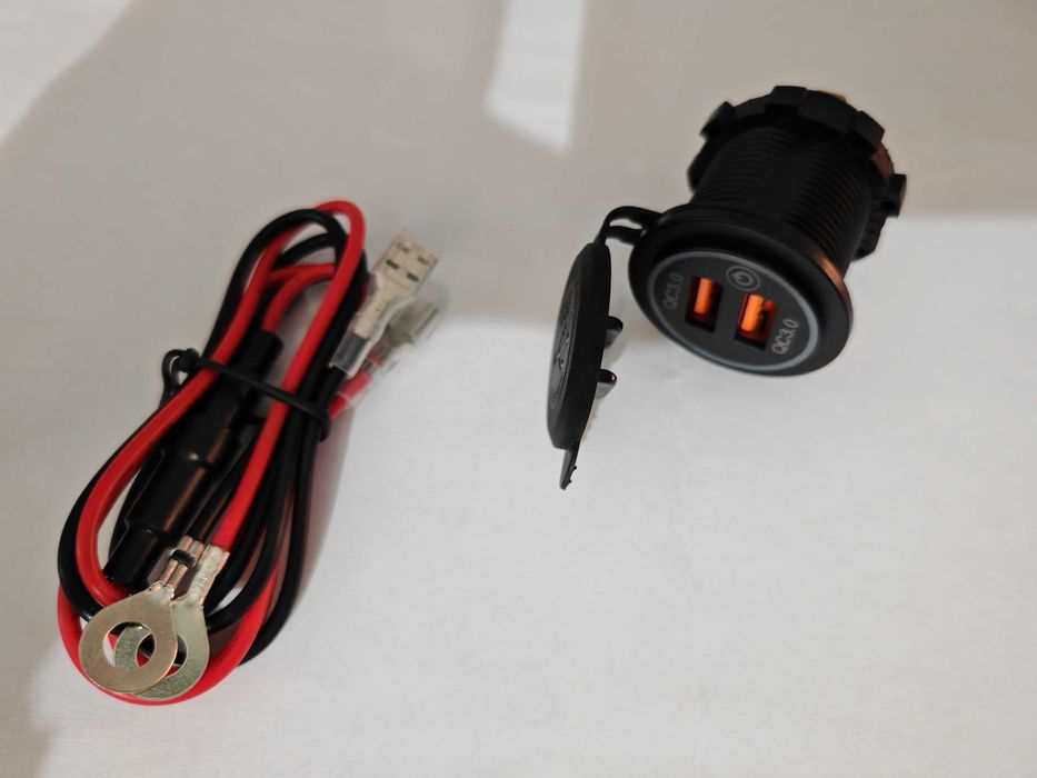 Priza cu 2 USB, 12V, ideală pentru mașini și rulote