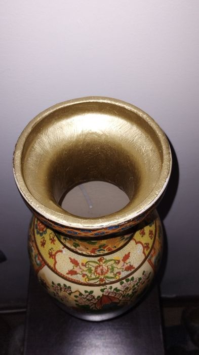 Ваза с красиви, цветни, китайски мотиви.