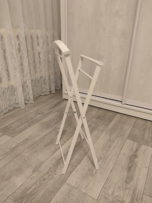 Продается вешалка белая