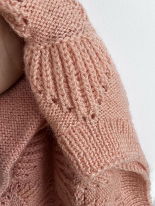 Неповторими ръчно плетени пуловери от естествена вълна