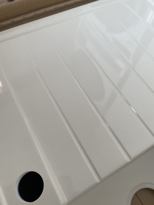 Бяла FAT мивка с десен плот и смесител