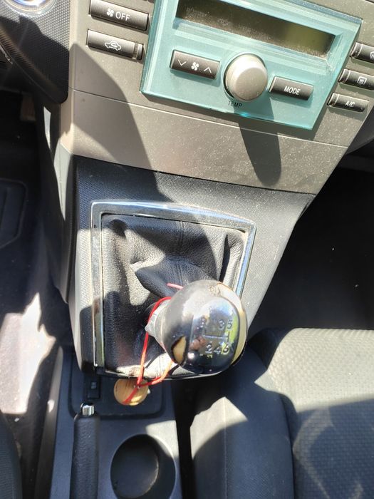 Продавам на части Тойота Корола Версо 2006г 2.2Д4Д 136кс