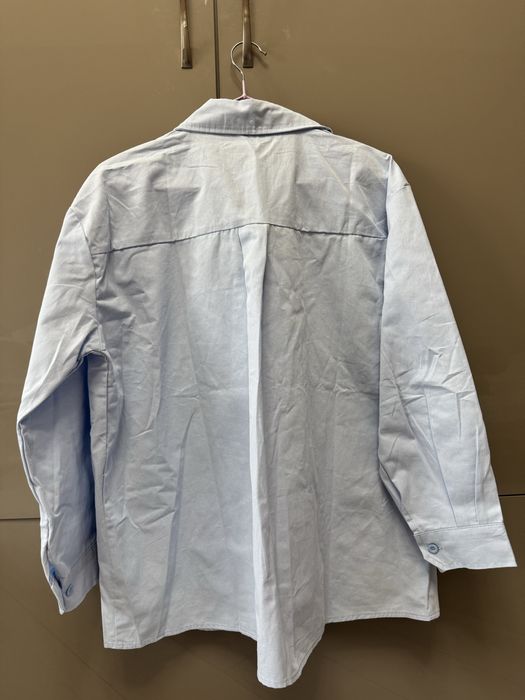 Рубашка голубая.