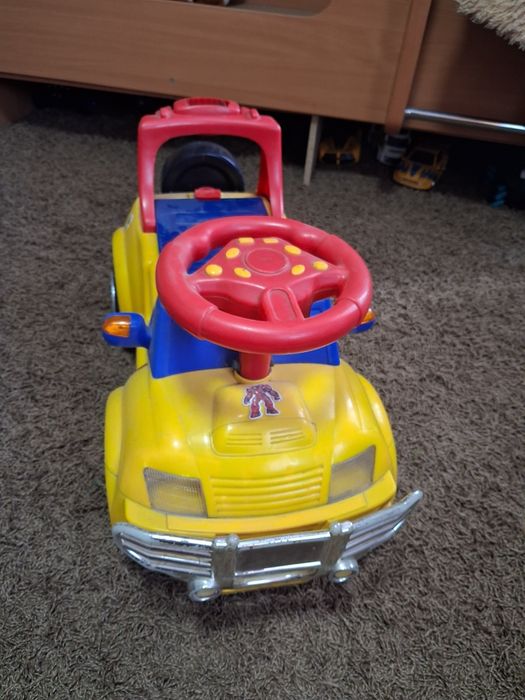 Продам толокар машинка