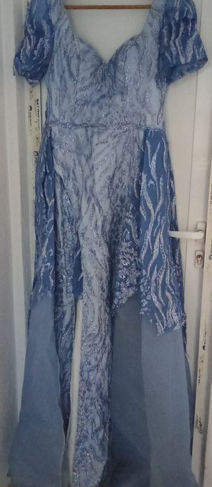 Продава се рокля носена няколко часа