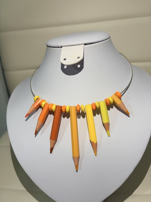 Colier handmade din creioane colorate