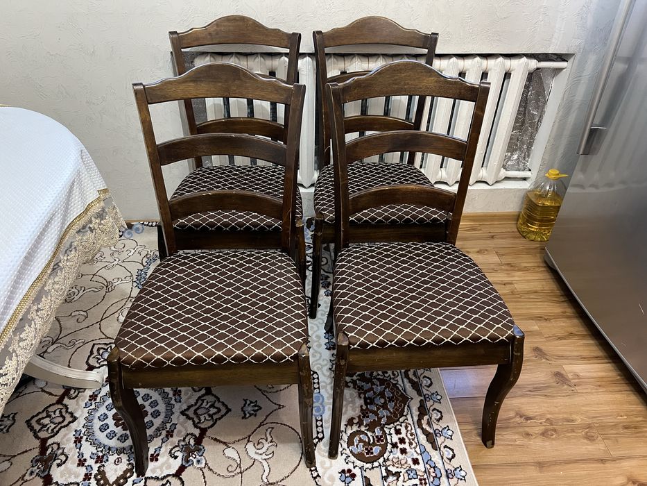 Стол со стульями