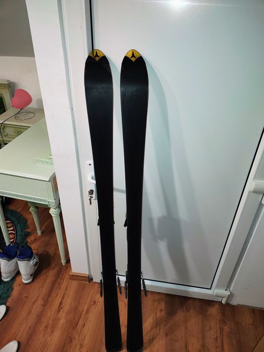 Vând schiuri Atomic