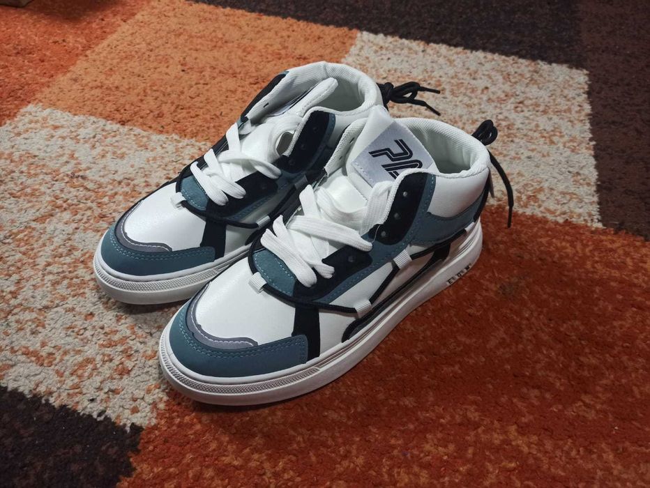 Adidasi noi marimea 40