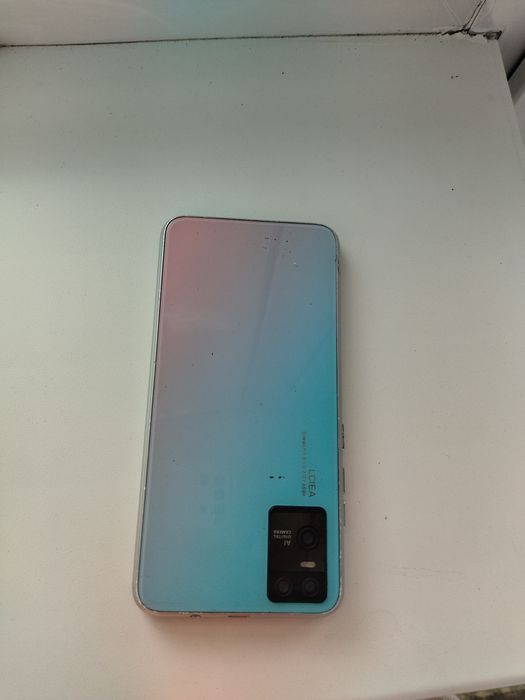 Два телефона отдам на запчасти