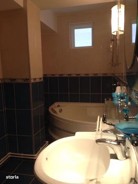 - Apartament 3 camere zona Calarasilor, etaj intermediar, balcon 12mp