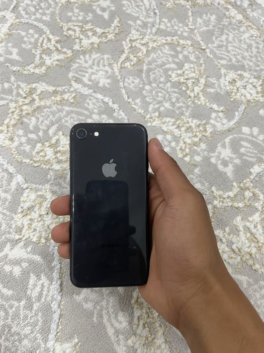 Продам iPhone 8