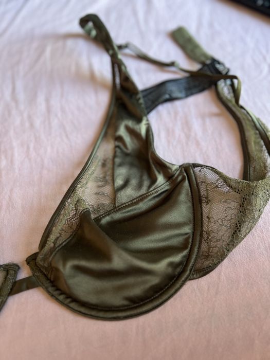 Чисто нов сатене сутиен на марката Zara