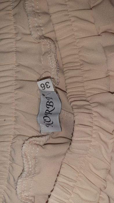 Fusta marimea 36 ce culoare crem purtata o data,impecabila