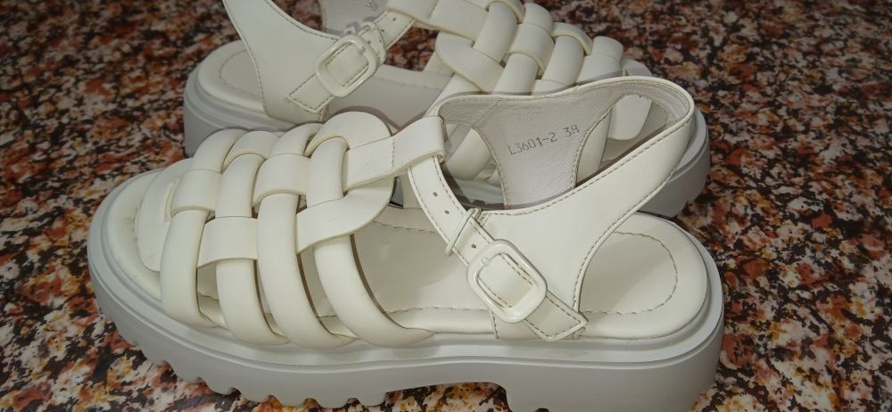 Продам обувь летнию...