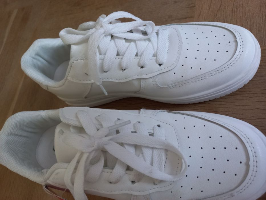 Бели кецове от WC Laikiki