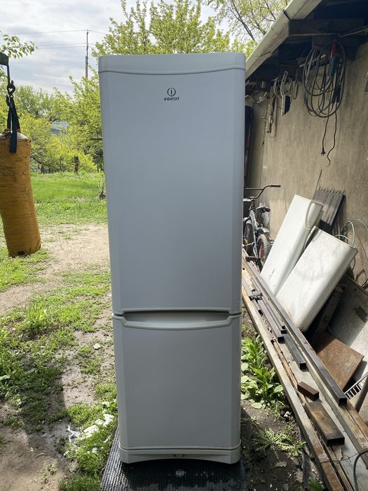 Продам двухкамерный холодильник Indesit