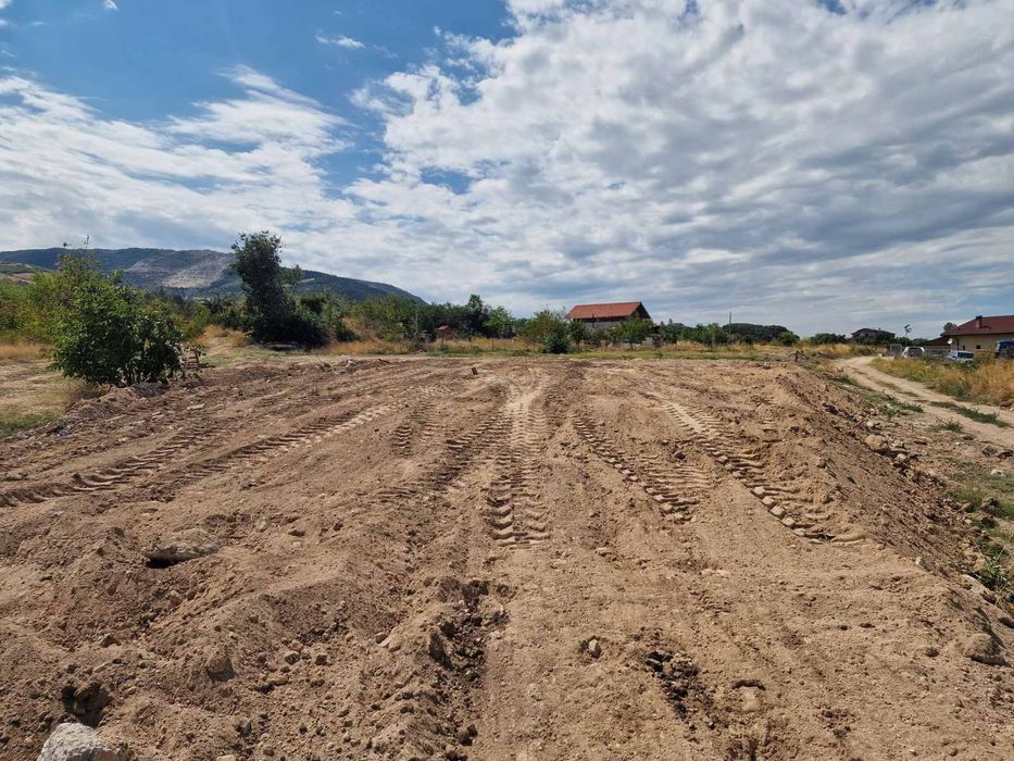 Продавам ниви, граничащи с къщи в с. Белащица и с. Брестник