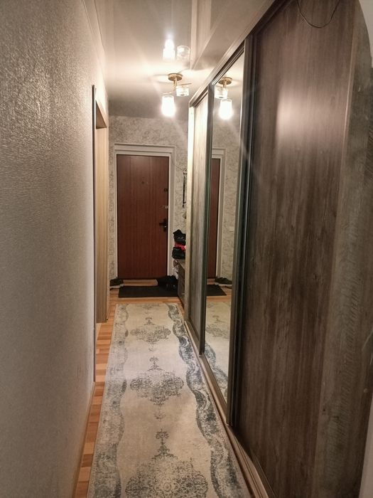 Продам квартиру трехкомнатную