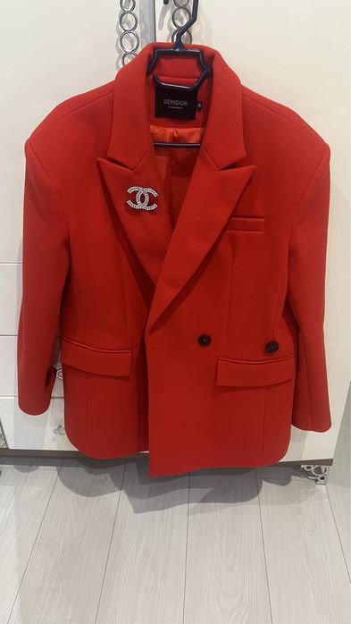 Продам пальто красное