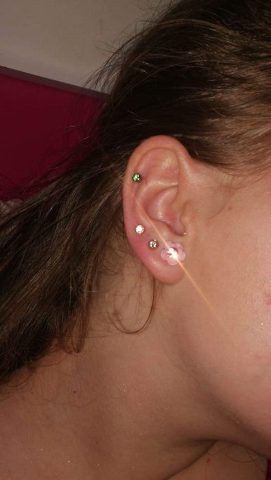 Perforare/gauri in urechi cu pistol si cercei medicinali