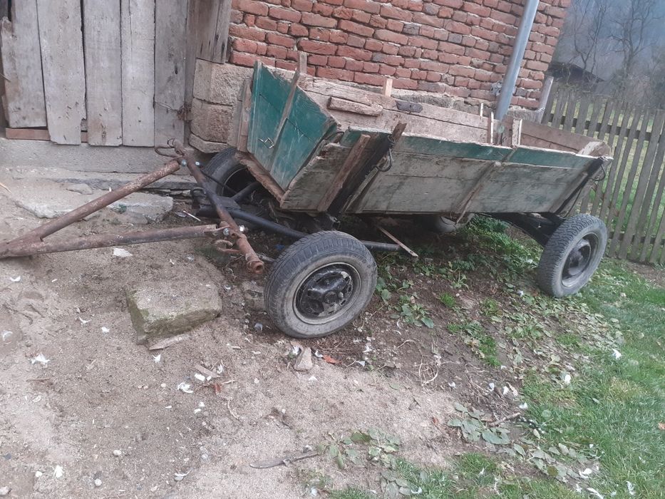 Vând două căruțe ușoare preț 1500 leii mai mult detalii la telefon preț 1500