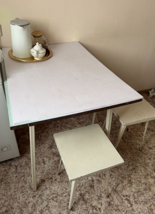 Стол    стулья .