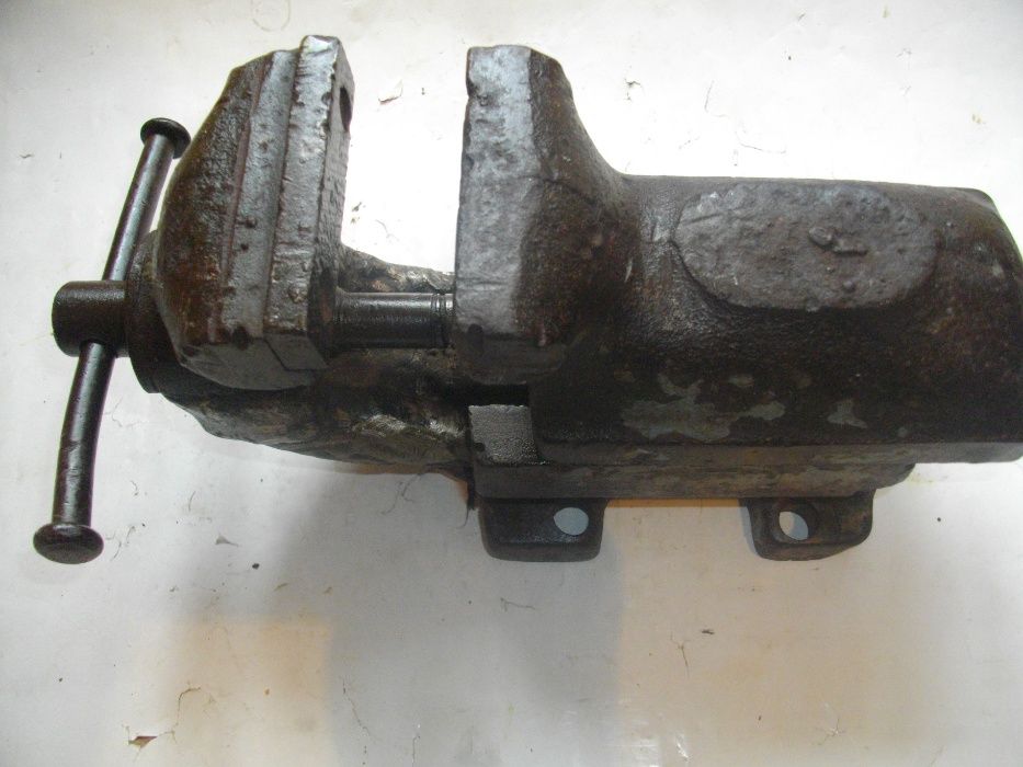 Българско Соц Шлосерско Менгеме 8,5 кг Старо качество  11 см Захват