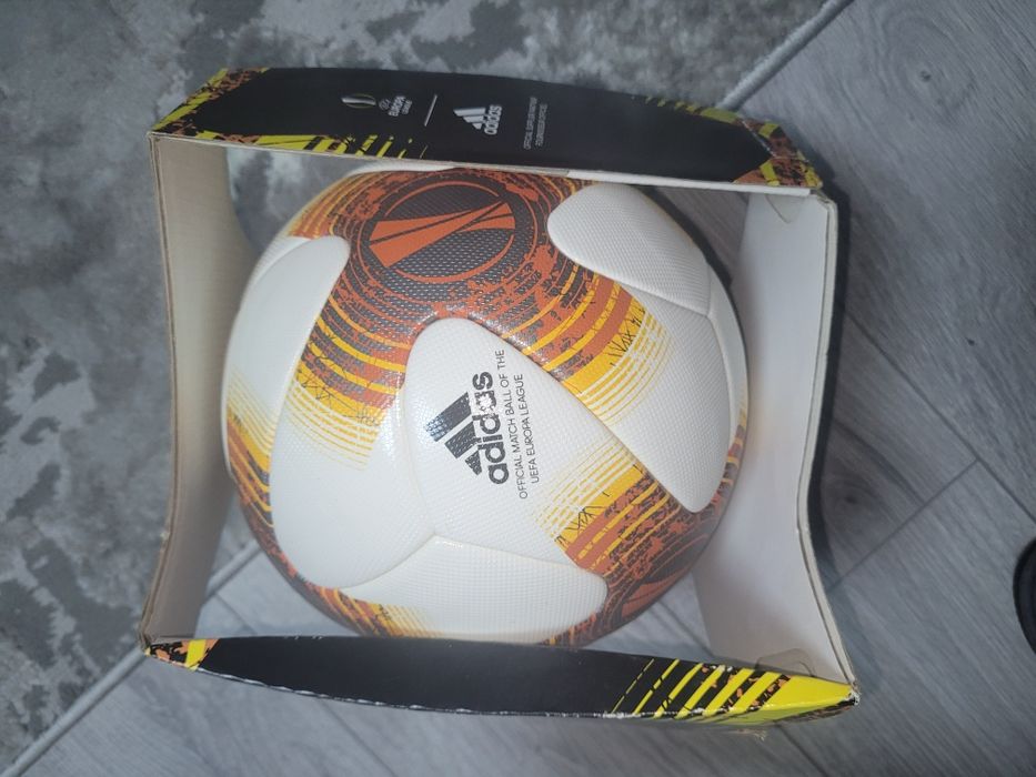 Vand 2 mingi originale adidas