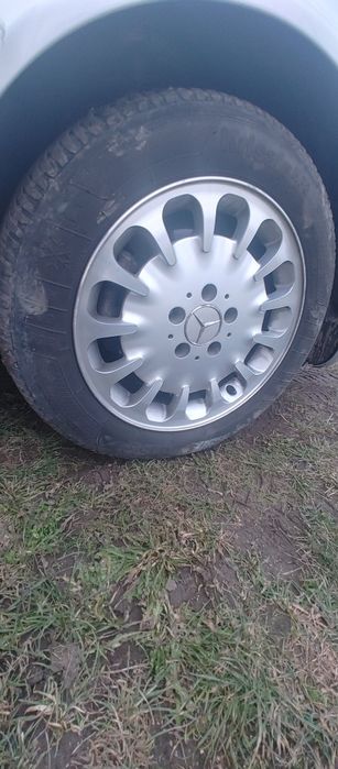 Джанти с гуми за Мерцедес Е класа.