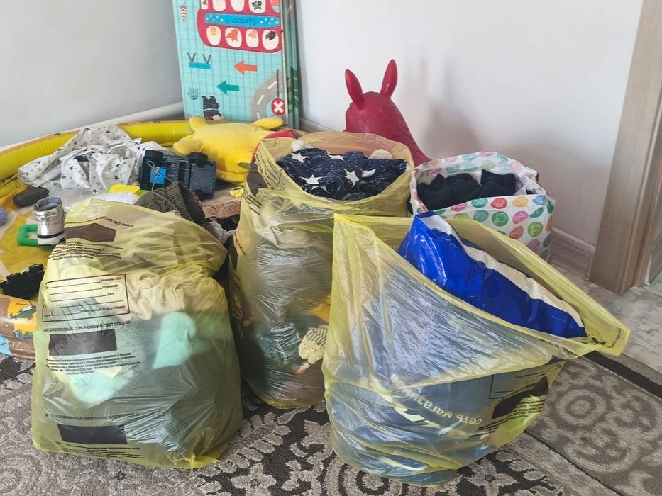 Продам 3 пакета вещей
