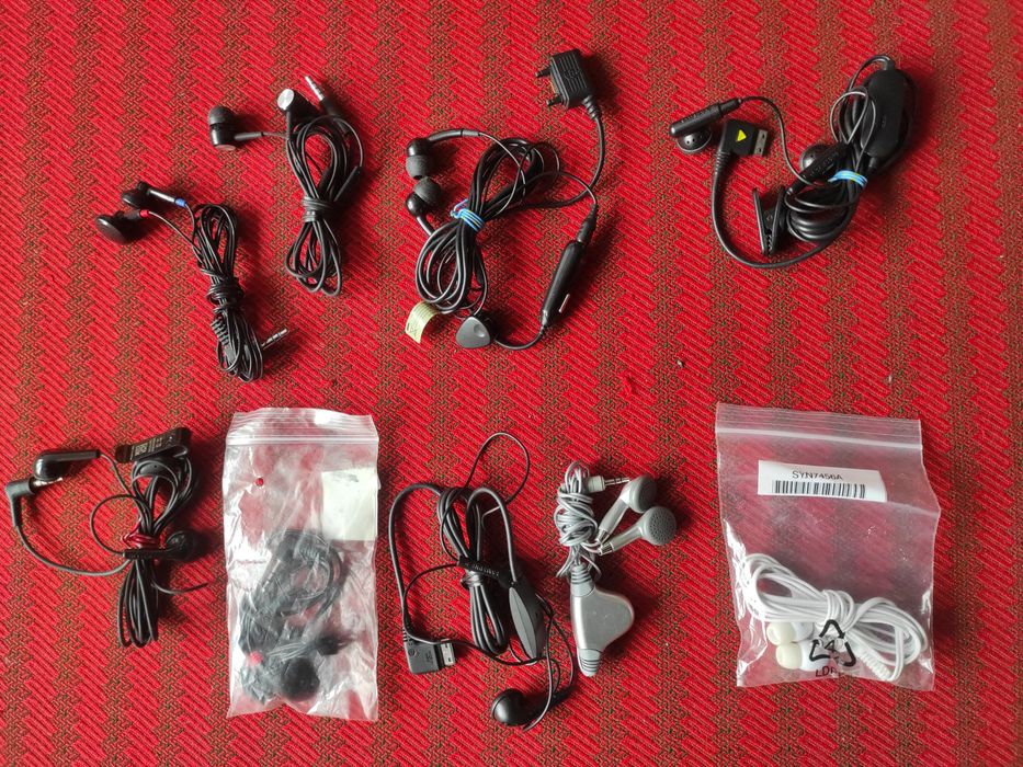 Căști audio cu diferite tipuri de mufe pentru dispozitive diferite