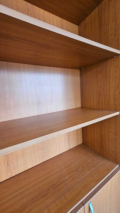 Офис шкаф с врати кафяв, кафяво ъглово бюро, малко бюро, секция