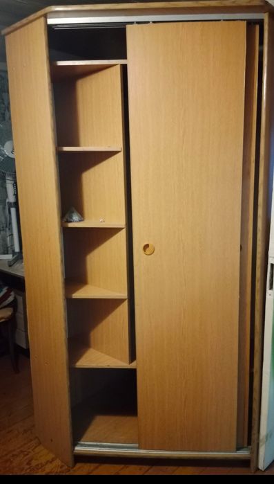 Продам угловой шифонер