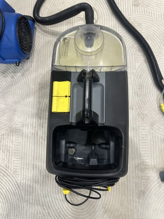 моющий пылесос Kärcher (Химчисика аппарат)