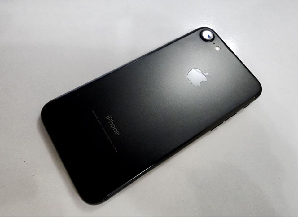 Продажа Iphone 7 / 128гб Ориг батарея держит 72% пару чехлоф в Подарок