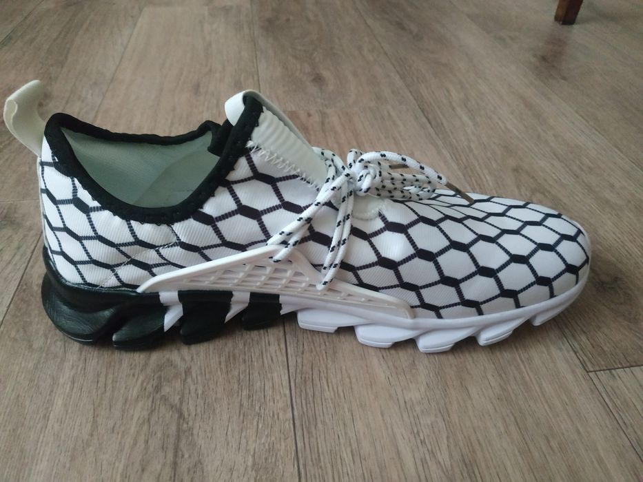 Продам новые кроссовки 47 размера