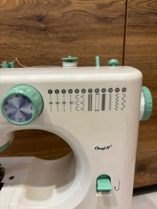 Мини преносима шевна машина