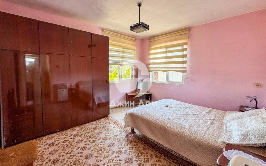 Двуетажна къща с двор в гр. Средец