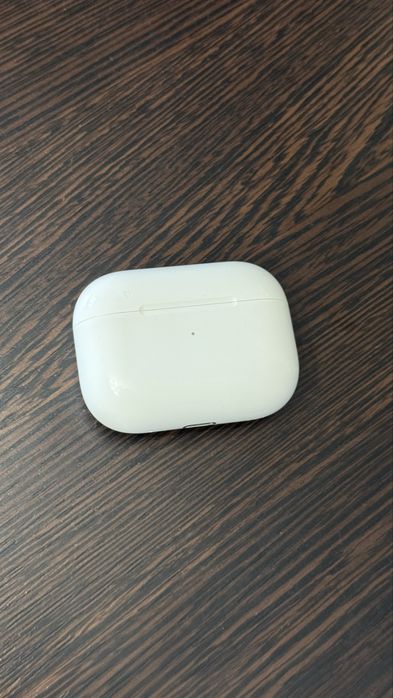 Apple AirPods Pro 2 — зарядный кейс, хорошее состояние