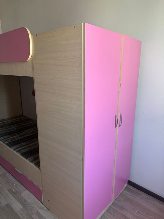 Кровать двухярусный.